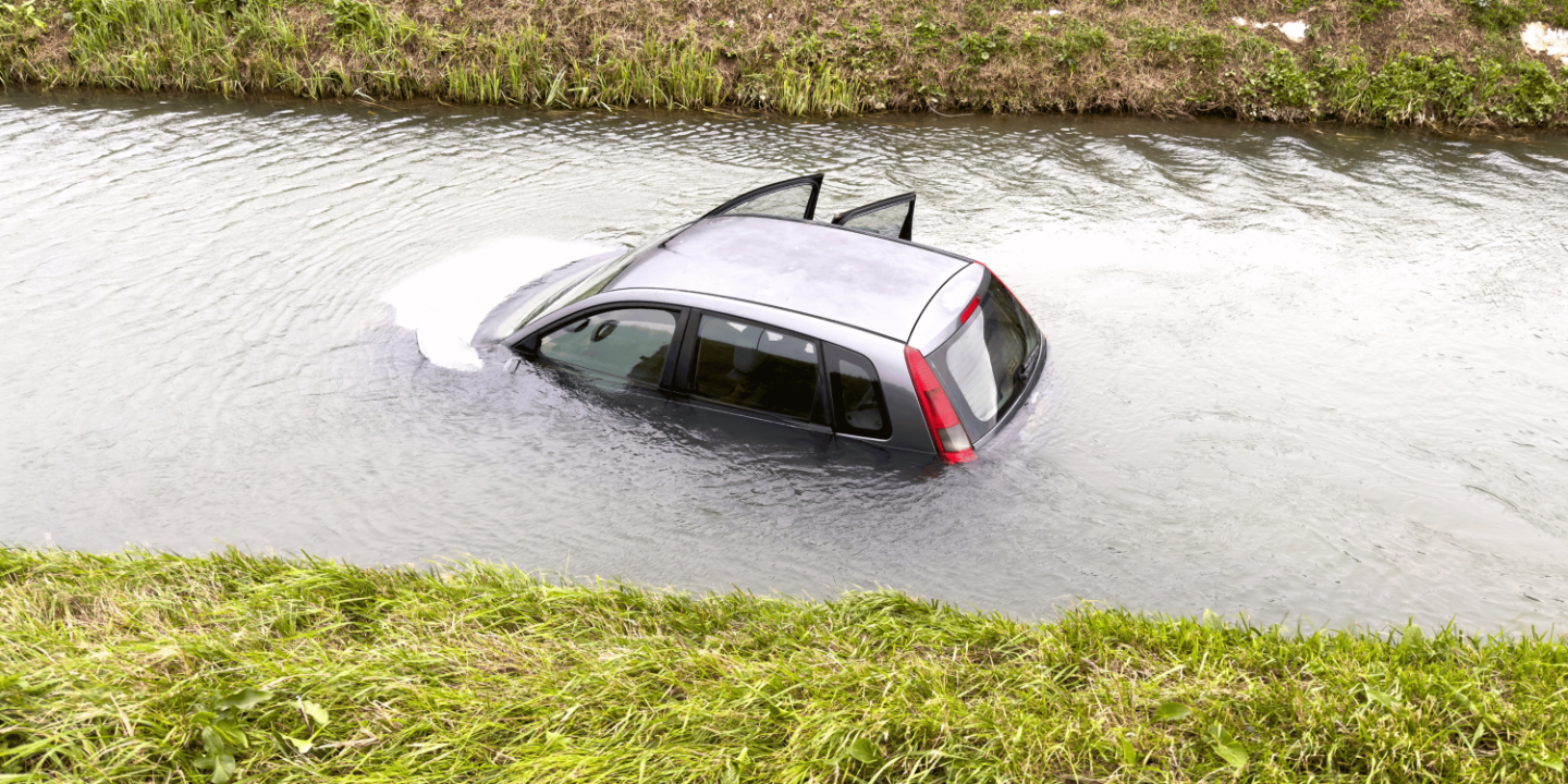 Wat te doen als je met je auto te water raakt?