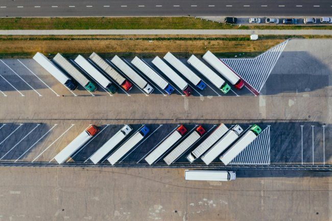 Rijkswaterstaat start onderzoek naar laadpleinen voor elektrische vrachtwagens