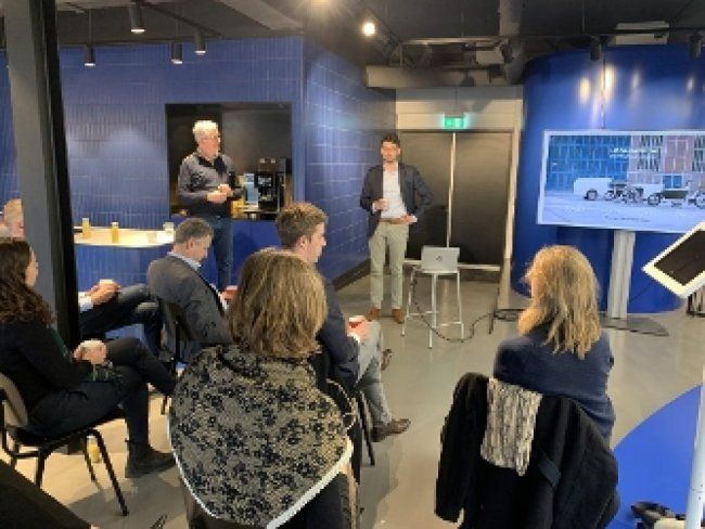 Mobiliteitstour: RAI Vereniging met IenW-delegatie langs bij Urban Arrow
